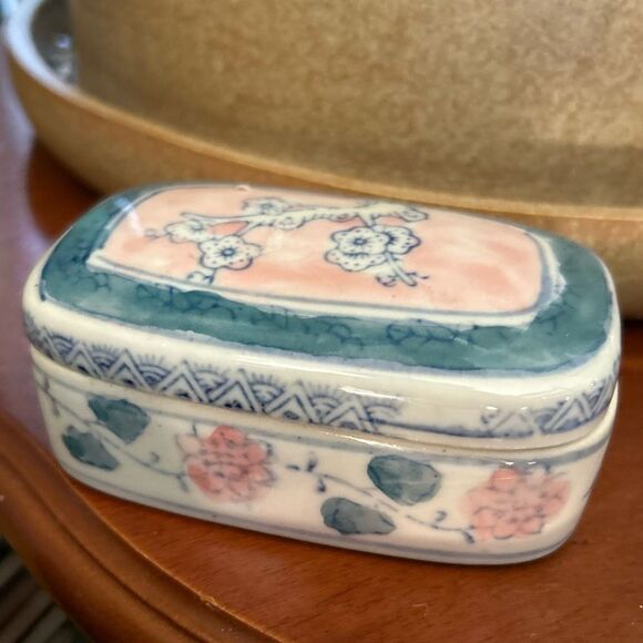 Small porcelain box with Asian floral design 4"wide1.5height - Picture 3 of 8
